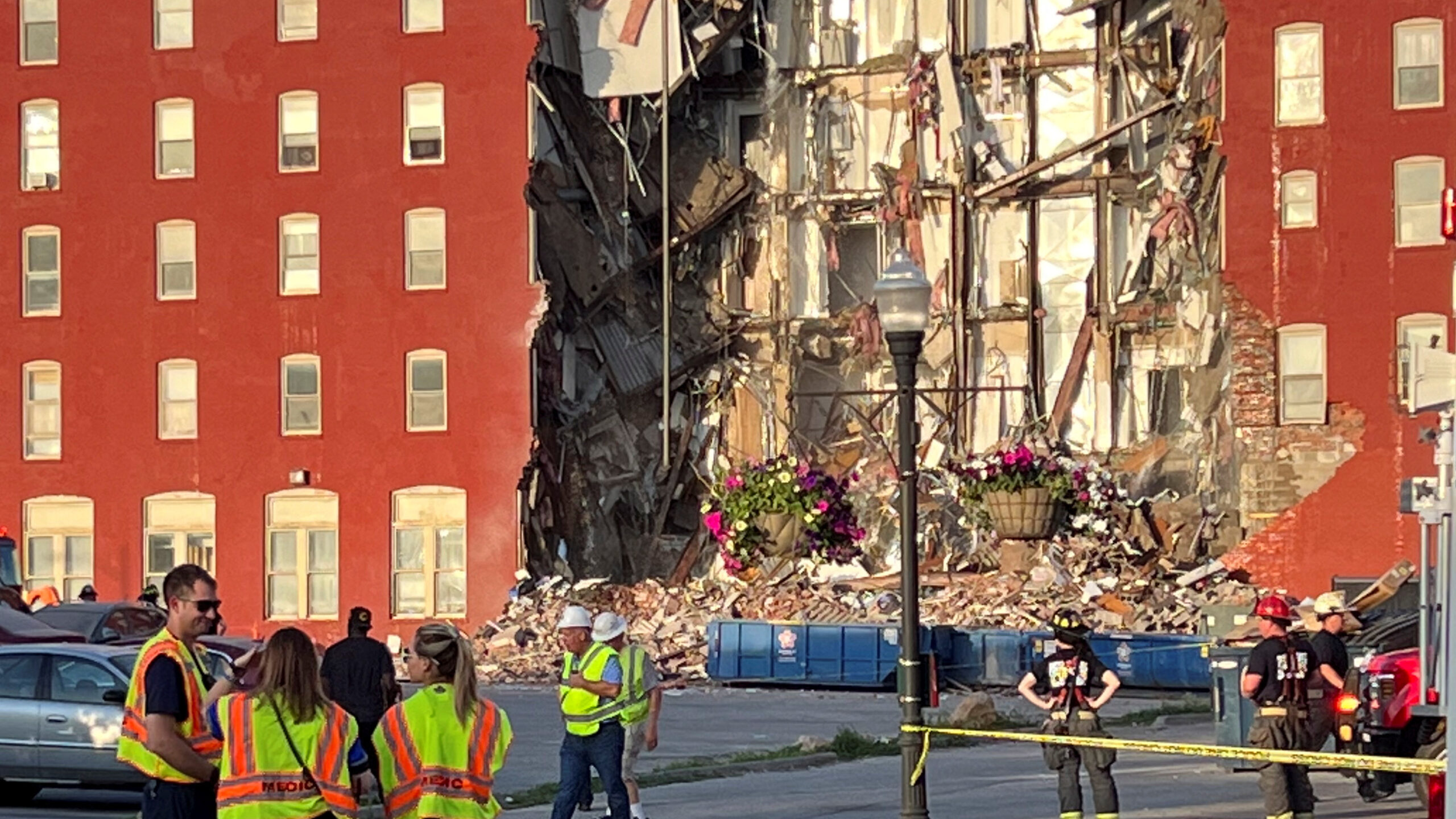 8 people were rescued after the partial collapse of an apartment