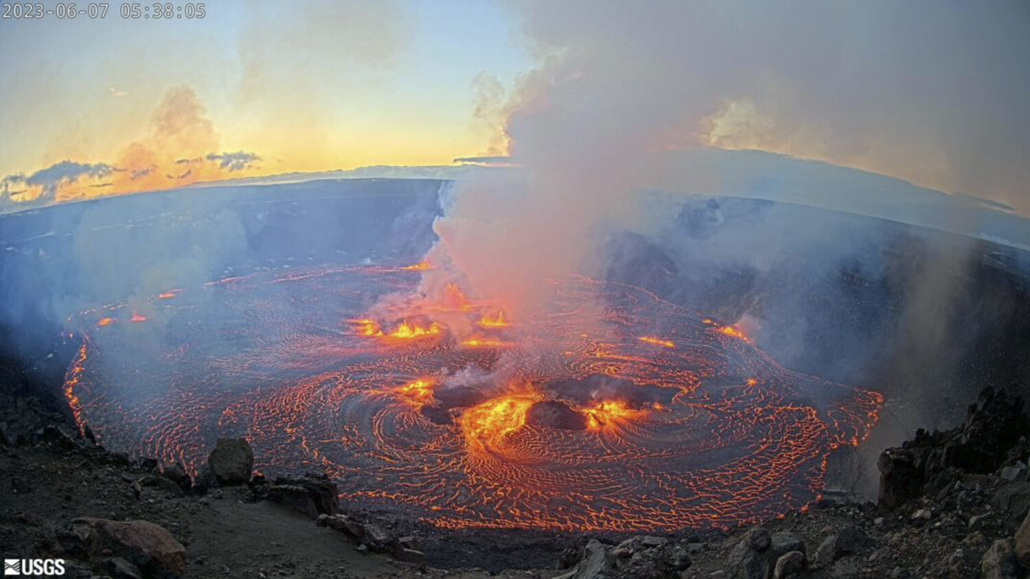 Lava from Hawaii's Kilauea volcano spews into a neighborhood | Mashable, image size:1500x844
