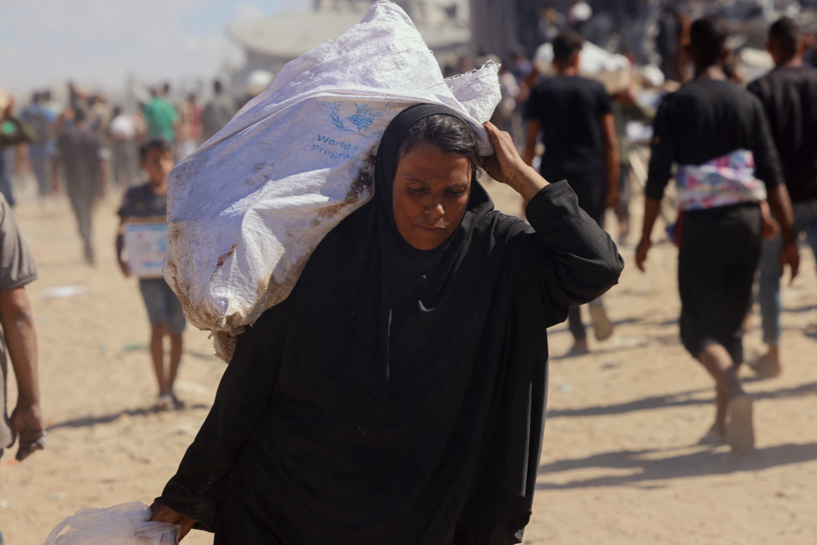 The flow of humanitarian aid begins in Gaza