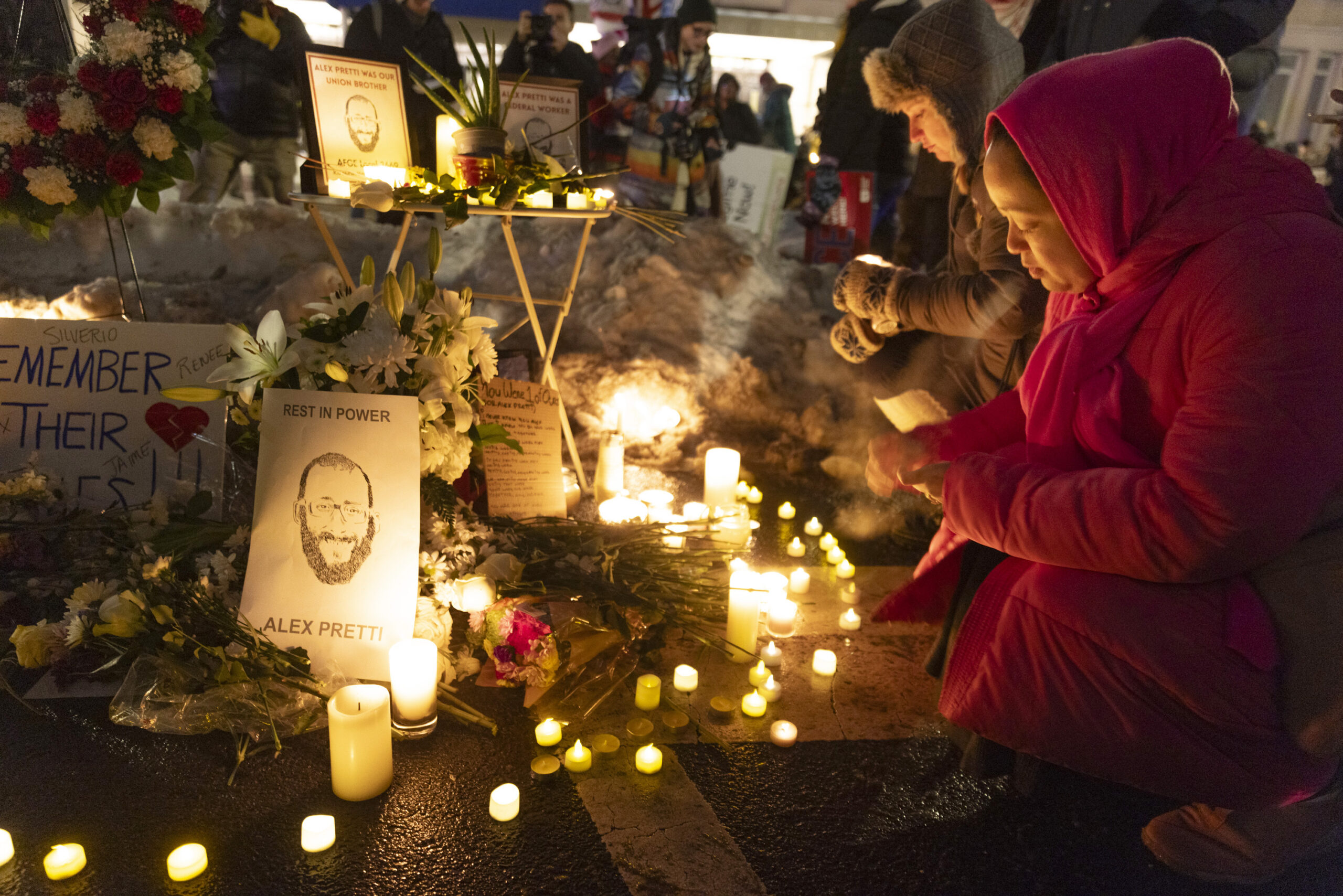 Hundreds in D.C. gather to mourn Alex Pretti | WAMU